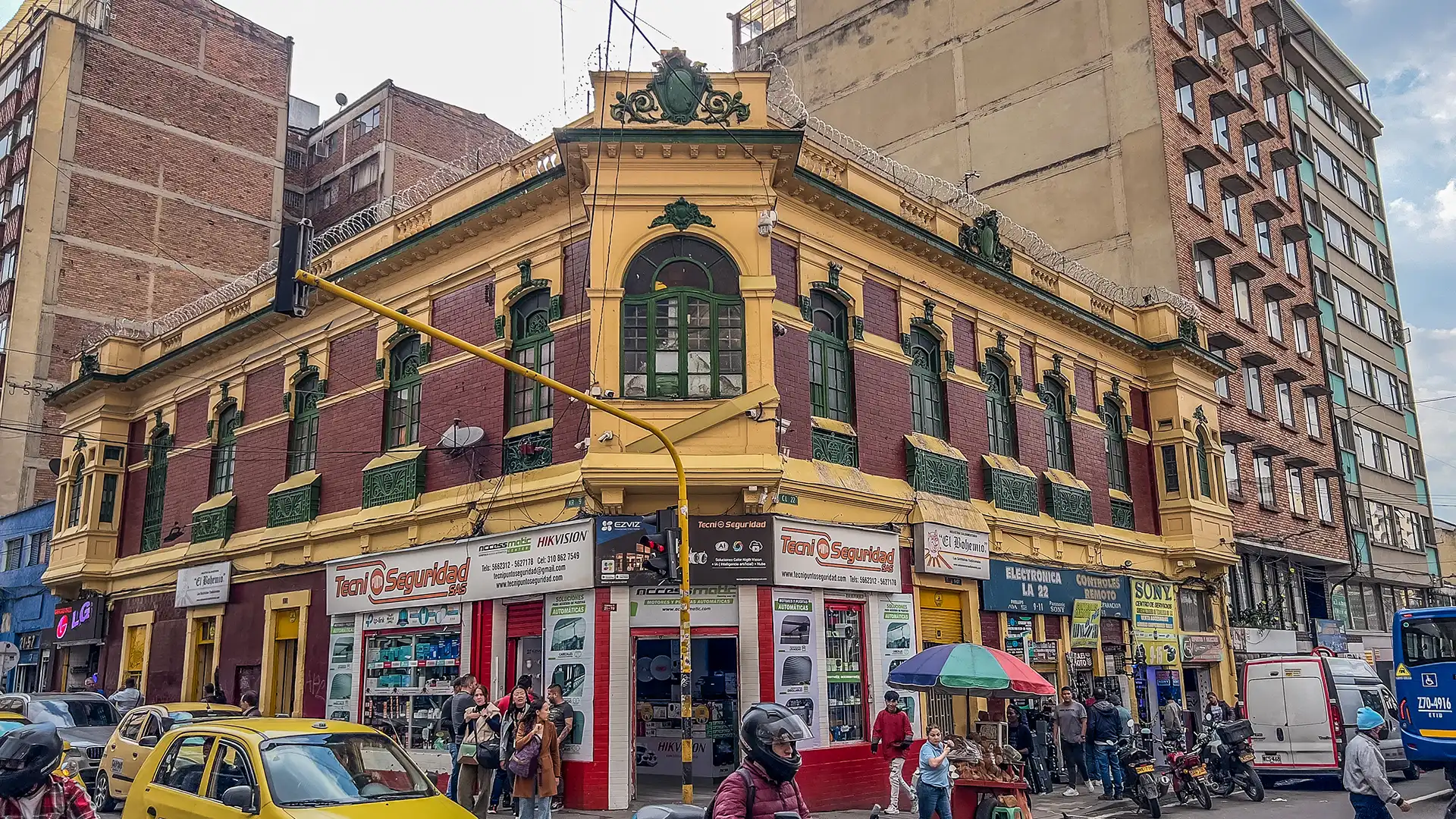 Fachada de la casona de El Bohemio en el centro de Bogotá