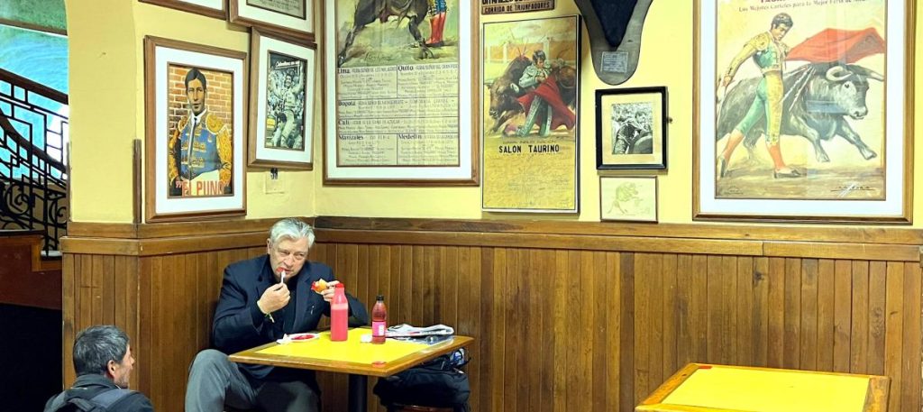 Un cliente en el interior de El Bohemio, en la nota de El Tiempo
