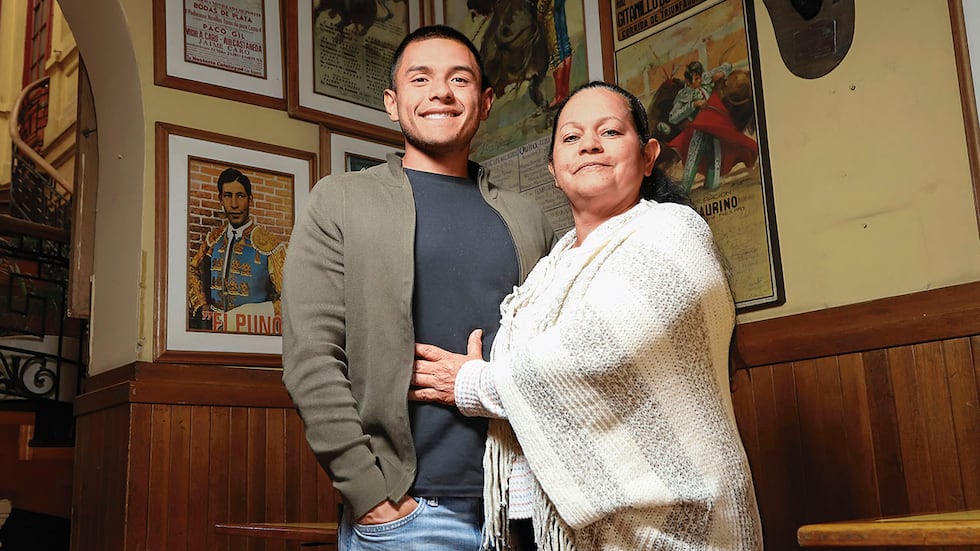 Juan Duarte y Nelcy Gutiérrez en el interior de El Bohemio